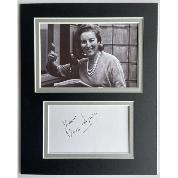 Vera Lynn Signed Autograph 10x8 photo display World war 2 WW2 Forces Music COA Perfect Gift Memorabilia	