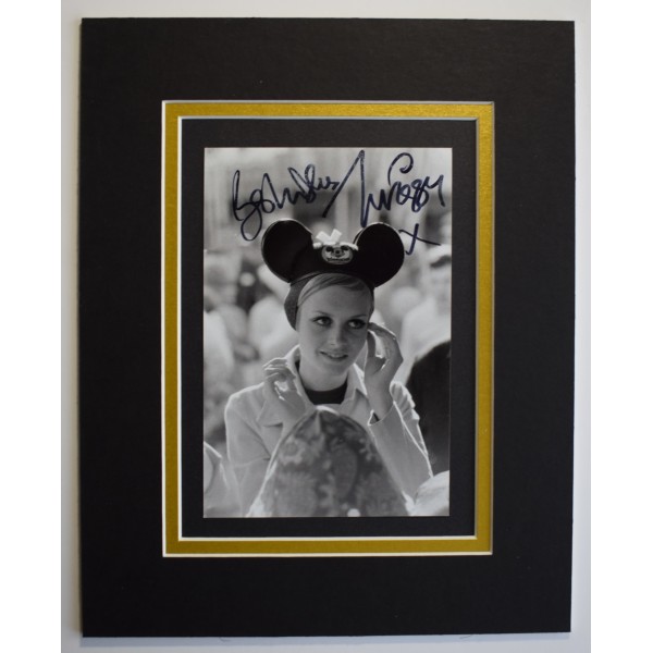 Twiggy Lawson Signed Autograph 10x8 photo display 60's Model TV AFTAL COA  Perfect Gift Memorabilia	