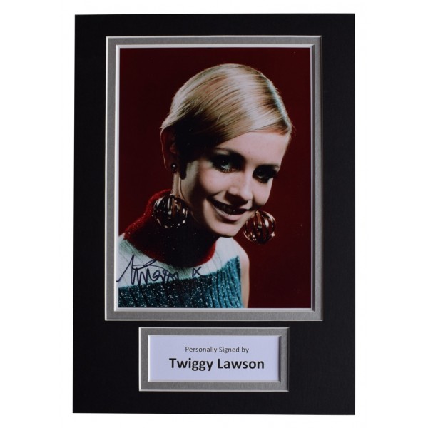 Twiggy Lawson Signed Autograph A4 photo display Model Actress TV  AFTAL  COA Memorabilia PERFECT GIFT