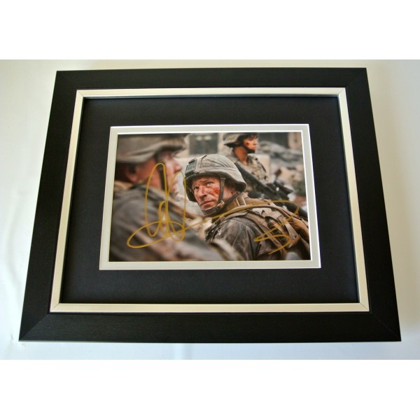 Aaron Eckhart SIGNED 10x8 FRAMED Photo Autograph Display Battle Los Angeles Film    PERFECT GIFT 