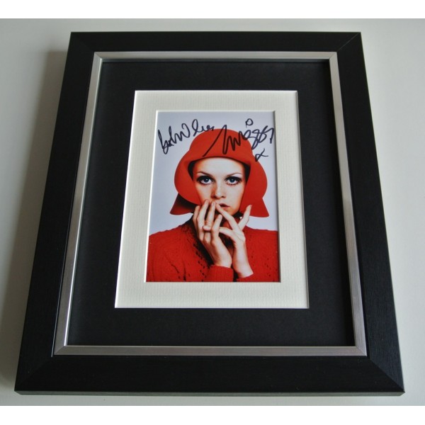 Twiggy Lawson SIGNED 10x8 FRAMED Photo Autograph Display 60's TV Model & COA     PERFECT GIFT 